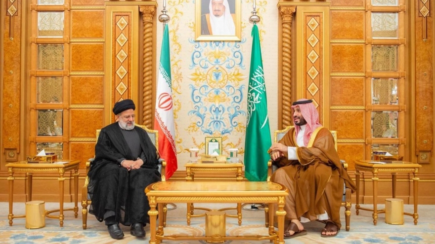 Tổng thống Iran lần đầu tiên gặp Thái tử Saudi Arabia từ khi nối lại quan hệ